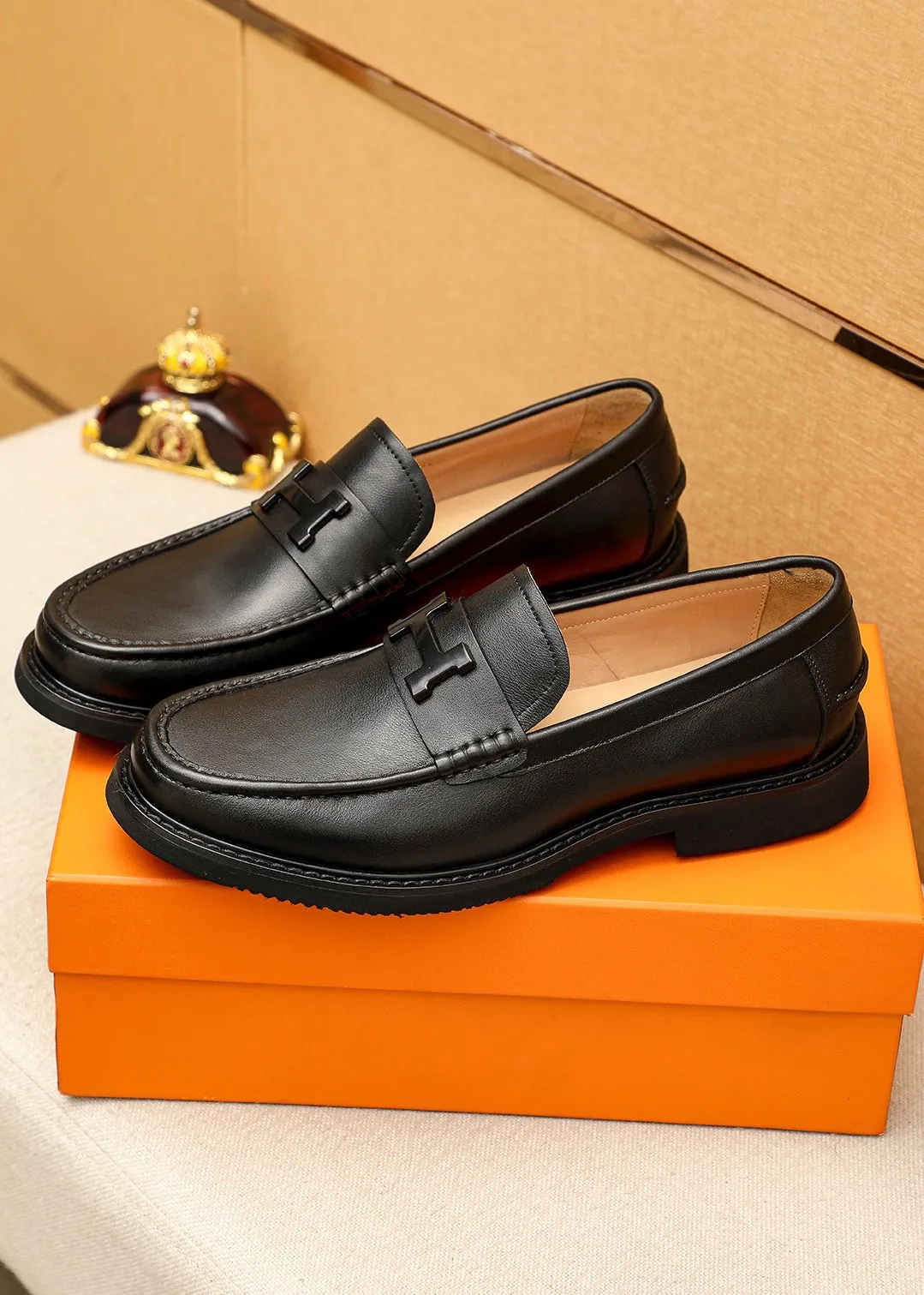 Men's shoes 💰442 💐 Product trademark: HERMES "Hermès" fashionable casual leather shoes Regular size: 38-44 (45🉑️customized) Product materials: Selected imported first-layer calfskin upper + classic hardware buckle, imported cowhide leather lining. Strong three-dimensional visual effect, original outsole color: 2 colors available